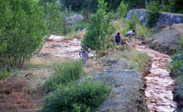 Erzincan’da sağanak yağış sele dönüştü