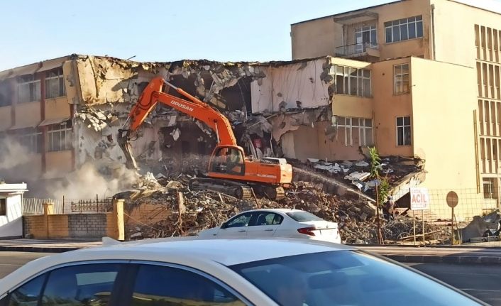 Eski SSK hastanesinin yıkımı başladı