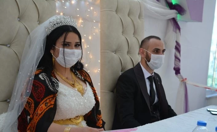 Hakkari’de sosyal mesafeli ilk aşiret düğünü