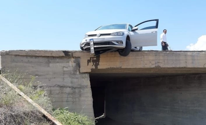 Kaza yapan otomobil köprüde asılı kaldı