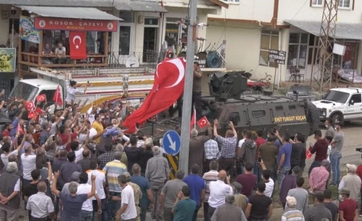 Operasyondan dönen jandarmayı kurban keserek karşıladılar