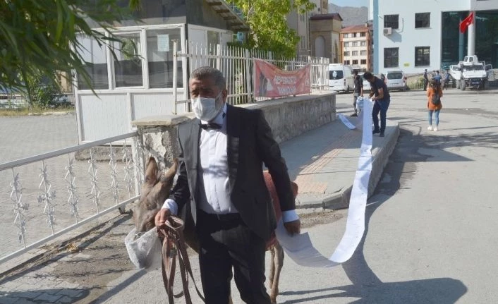 Sanatçı Aydın maske taktığı eşekle hak arayışı için adliye kapısında