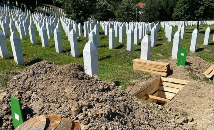 Srebrenitsa Soykırımı kurbanlarının cenazeleri Potoçari