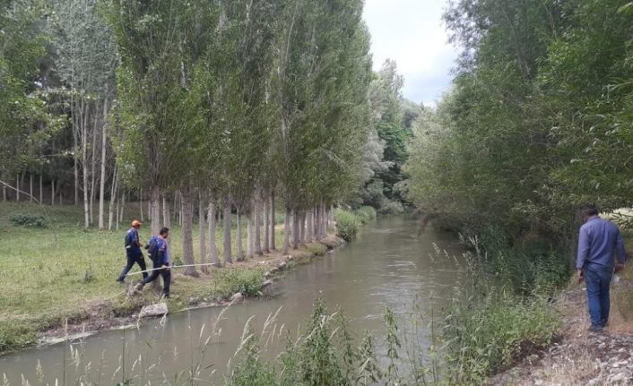 Van Erciş'te su kanalı kenarından oynayan Melek’ten haber alınamıyor