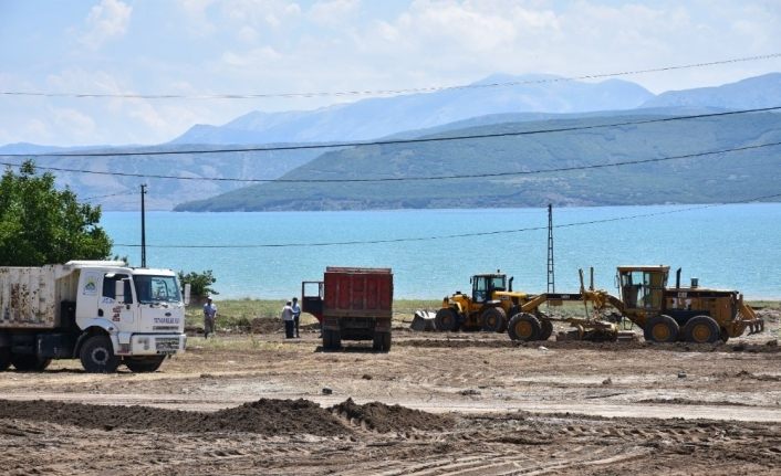 Tatvan’da selden zarar gören bölgeler temizleniyor