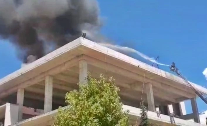 Tunceli’de yangın, 2 işçi son anda kurtuldu o anlar kamerada