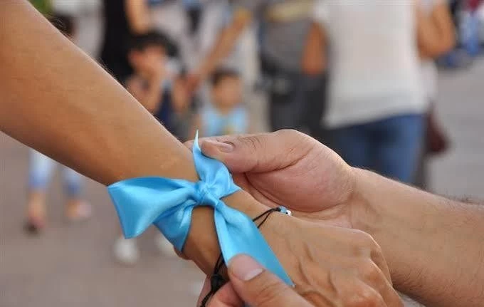 UCİM Saadet Öğretmen Çocuk İstismarı İle Mücadele Derneği’nden çağrı: ‘Çocuklar için mavi kurdele tak’