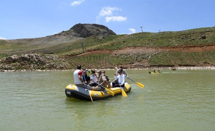 Vali Akbıyık sporcularla birlikte rafting ve kano yaptı