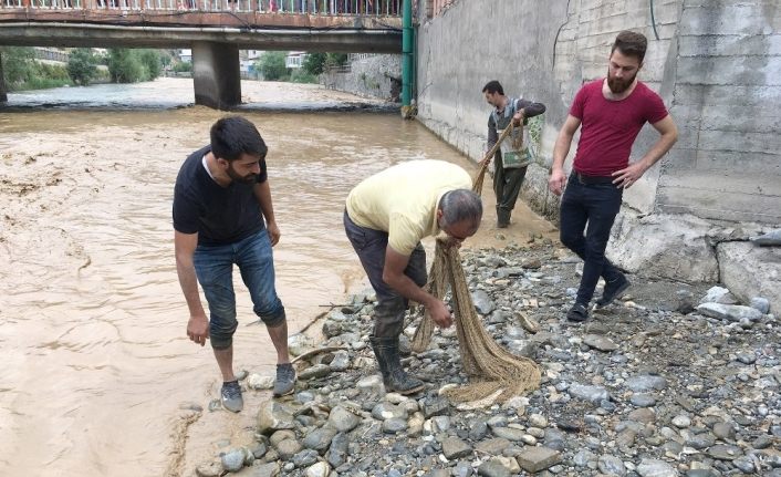 Van-Çatak kara yolu selden dolayı kapandı