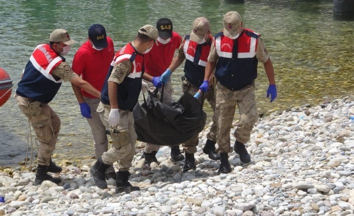 Van Gölü’nde batan tekneden cesetler çıkarılıyor