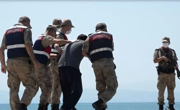 Van Gölü’nde batan tekneyi arama çalışmaları devam ediyor