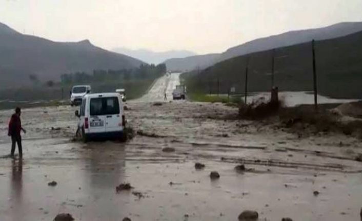 Van-Özalp kara yolu selden dolayı ulaşıma kapandı