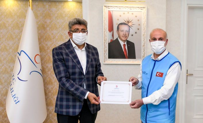 Van Valisi Bilmez Kurban’ını Türkiye Diyanet Vakfı’na bağışladı