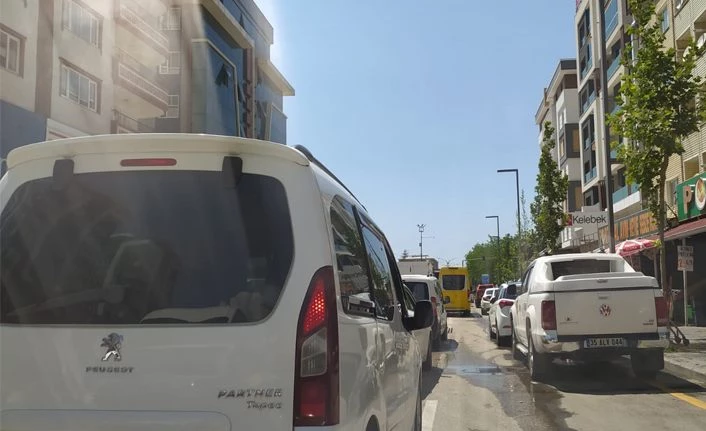 Van’da kavşaklarda park eden araçlar trafik sorunu oluşturuyor