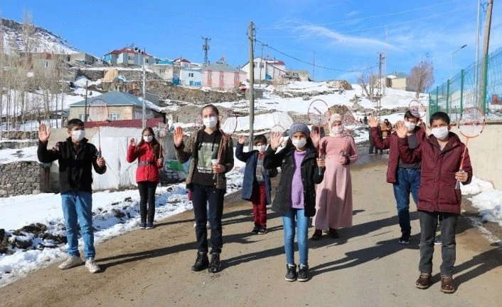 Ağrı’da “Orda Bir Köy Var Uzakta Projesi” kapsamında öğrencilere spor malzemesi hediye edildi