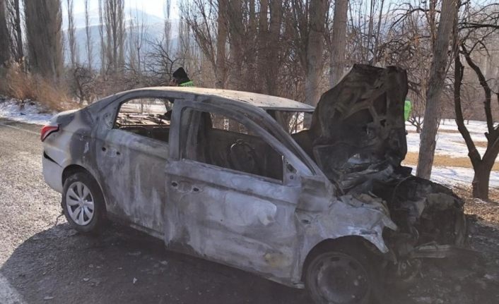 Kars’ta kaza sonucu alev alan otomobil patladı