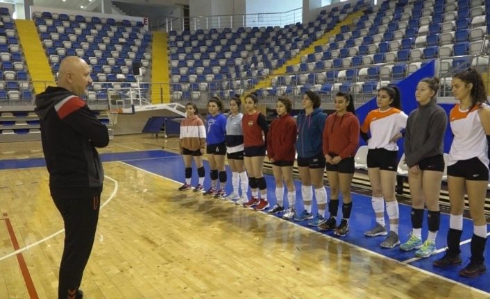 Yeşilyurt Belediyespor kadın voleybol takımı bölgesel lige odaklandı