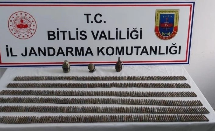 2 sığınak içerisinde 3 el bombası ile çok sayıda kaleşnikof fişeği ele geçirildi