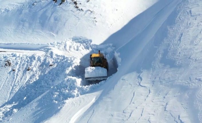 8 metrelik karda yol açma çalışması