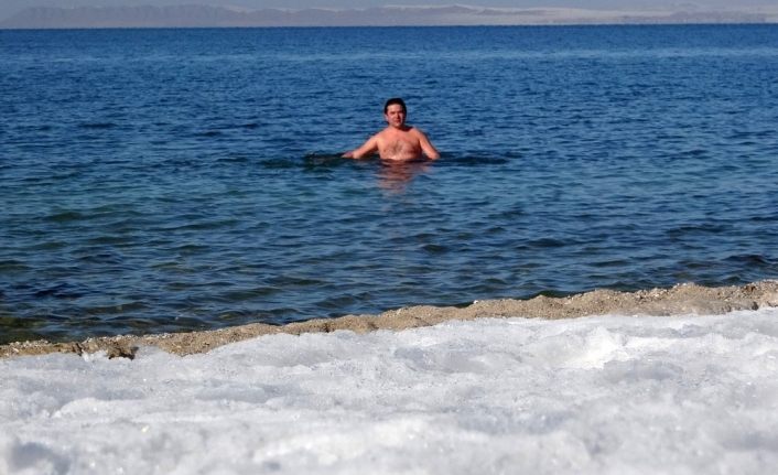 Acil tıp doktoru dondurucu havada Van Gölü’nde yüzüyor