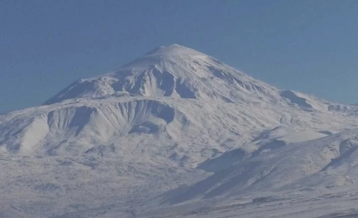 Ağrı Dağı eşsiz manzarası ile göz kamaştırıyor