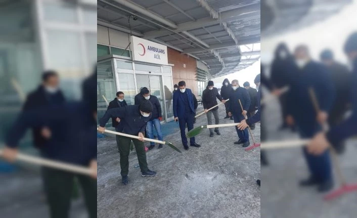 Ağrı’da eksi 32 derecede kazma ve küreklerle kar temizleme çalışması yaptılar