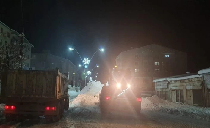 Ağrı’da kar temizleme çalışmaları gece boyu devam etti