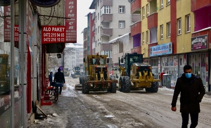 Ağrı’da kar temizleme çalışmaları sürüyor