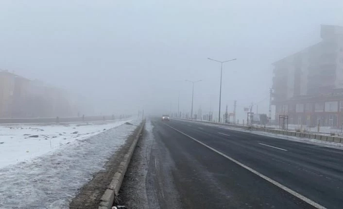 Ağrı’da sis nedeniyle göz gözü görmedi