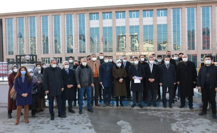 AK Parti Van İl Başkanlığı’ndan darbe çığırtkanlığı yapan 3 isim hakkında suç duyurusu