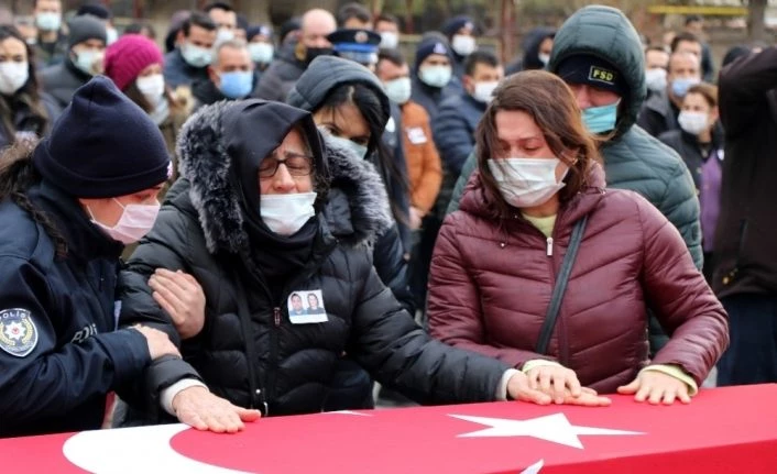 Anneden polis oğluna yürek yakan ağıt: “Her şaka oluyordu bu şaka olmadı oğlum”