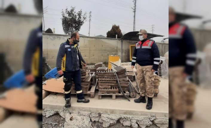 Aranan şüpheli mazgal çalınca yakayı ele verdi