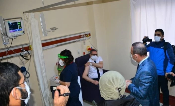 Ardahan’da Koronavirüs aşılaması, Vali  Hüseyin Öner’in de katıldığı program ile başladı