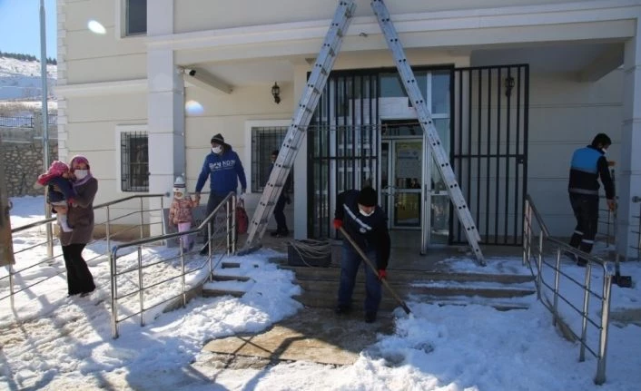 Aşı olacak çocukların yardımına kurtarma ekipleri yetişti