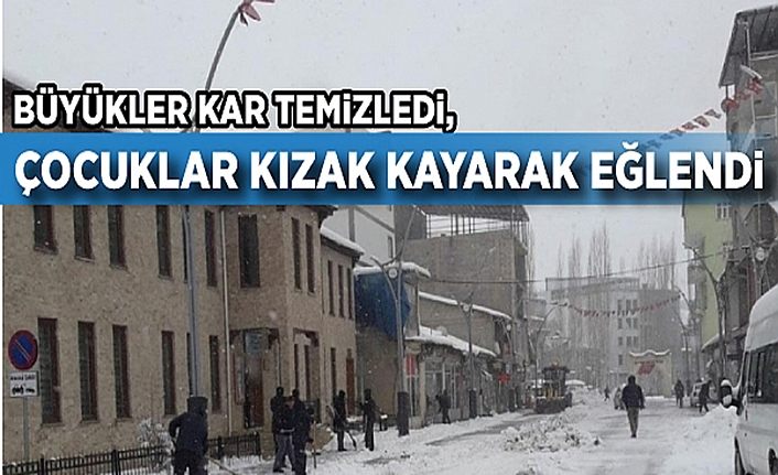 Bahçesaray'da büyükler kar temizledi, çocuklar kızak kayarak eğlendi