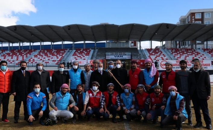 Bakan Kasapoğlu ’topa garane’ oyununu izledi