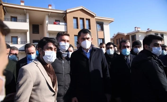 Bakan Kurum, deprem konutlarını inceledi