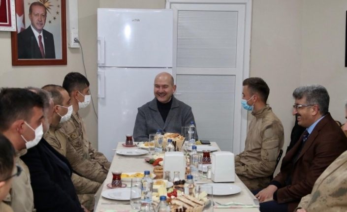 Bakan Soylu yılın ilk kahvaltısını üs bölgesindeki askerlerle yaptı