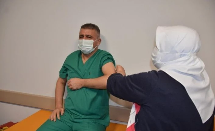 Başhekim Aktürk’te aşı oldu