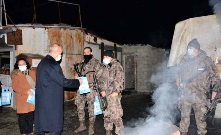Başkan Akman’dan sağlık çalışanları ile güvenlik güçlerine yeni yıl ziyareti