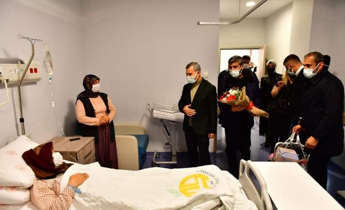 Başkan Çınar, yeni yılın ilk bebeklerini ziyaret etti