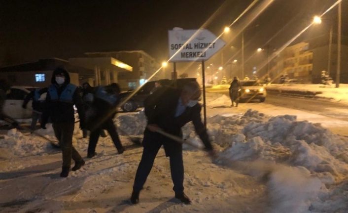 Çaldıran Belediye Başkanı Ensari eline kürek alıp kar temizledi