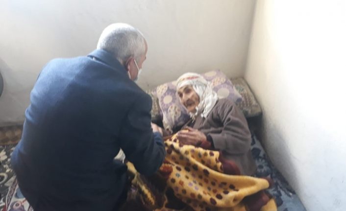 Çaldıran Belediye Başkanı Ensari’den 110 yaşındaki nineye ziyaret