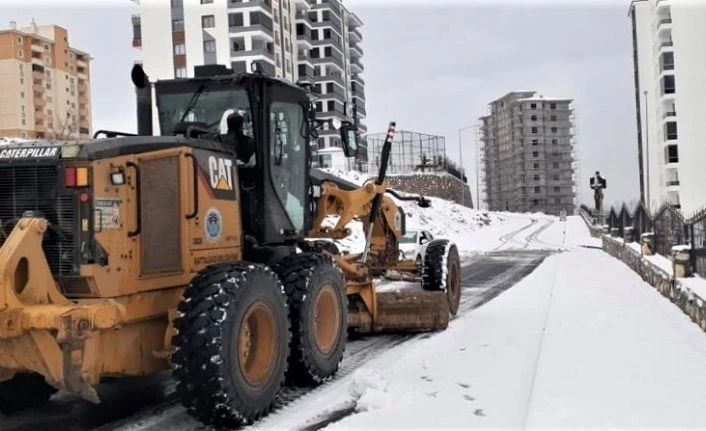 Battalgazi’de karla mücadele yoğun mücadele