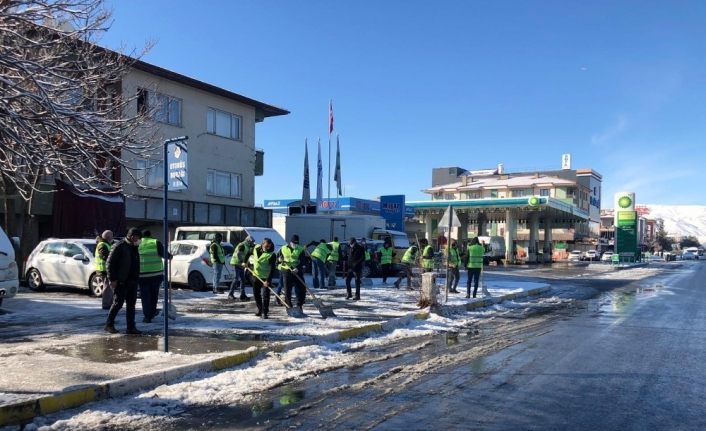 Belediye ekiplerinden karla mücadele