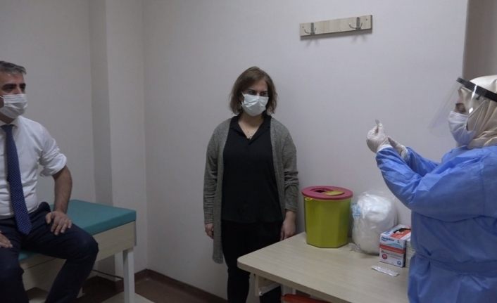 Bingöl’de sağlık çalışanlarına aşı yapılmaya başlandı