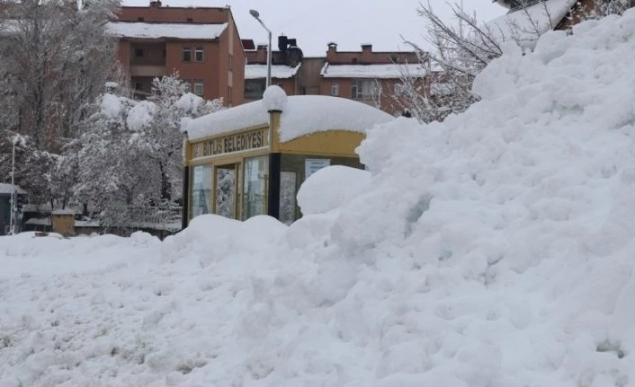 Bitlis’te otobüs durakları ve tek katlı evler karda kayboldu