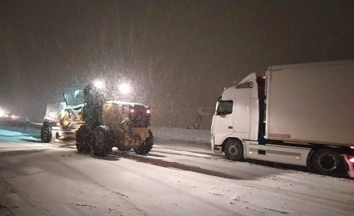Bitlis’te tipi ve fırtına araçların yolda kalmasına neden oldu