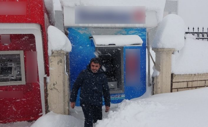 Bitlis’te vatandaşların ATM’de para çekme çilesi
