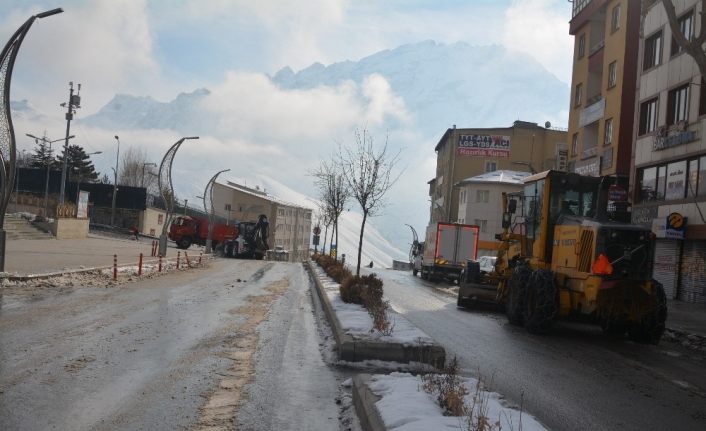 Boş caddeler yerini belediye çalışmasına bıraktı